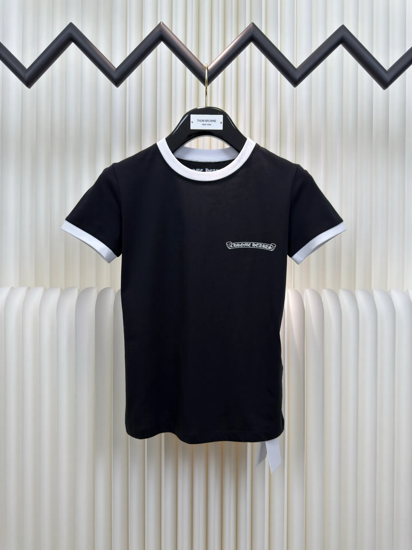 P230 Chrome Hearts Sanskrit Color Blocking Short Sleeves (Women's Wear) Authentic Open Edition - Physical Counter - Top Luxury Quality 🆚 Instant sale of all editions on the market. Custom dyed threads and large body fabrics according to YB. The printing is hand-printed. Contrast color design The upper body effect is excellent. Size S M L